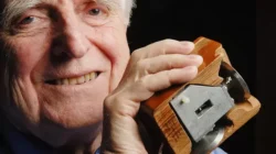 Douglas Engelbart dan Revolusi Digital: Dari Penemu Mouse hingga Fondasi Awal Internet
