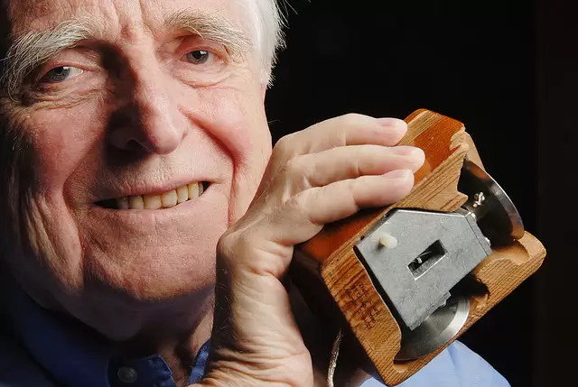 Douglas Engelbart dan Revolusi Digital: Dari Penemu Mouse hingga Fondasi Awal Internet 9 Douglas Engelbart: penemu mouse dan awal internet menjadi sosok penting yang jarang disadari dalam kehidupan digital saat ini.