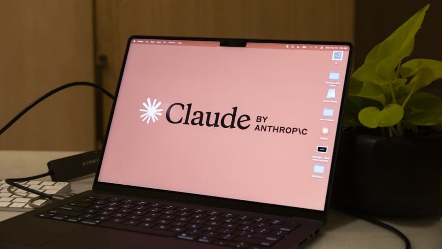 Tim interpretabilitas Anthropic menerbitkan penelitian pada Rabu ini yang mengungkap keberadaan 171 representasi internal berbeda dalam model Claude Sonnet 4.5