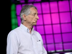 Geoffrey Hinton Peringatkan AI Tanpa Regulasi: Ancaman Nyata bagi Demokrasi Global