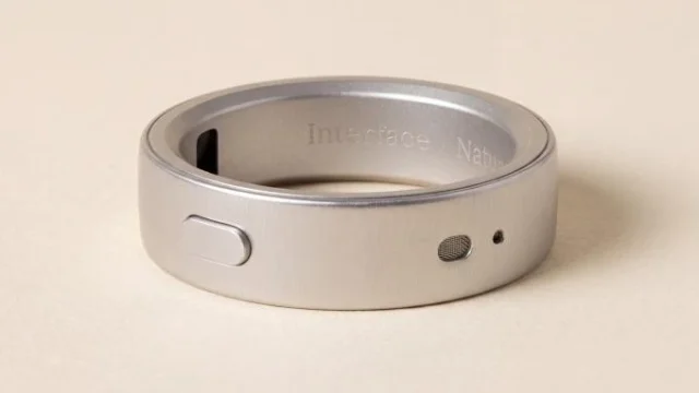 Natura memperkenalkan Interface, cincin pintar USD99 yang menghubungkan pengguna ke Claude dan ChatGPT sekaligus melacak detak jantung, tidur, dan aktivitas.