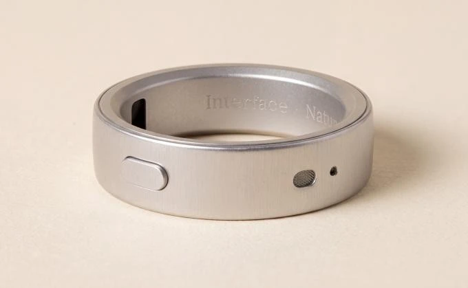 Natura memperkenalkan Interface, cincin pintar USD99 yang menghubungkan pengguna ke Claude dan ChatGPT sekaligus melacak detak jantung, tidur, dan aktivitas.