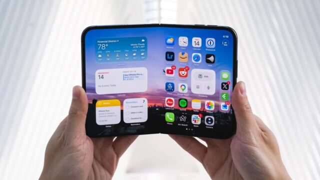 Uji JerryRigEverything: Rangka iPhone Duo Kuat, Layar Dalam Rusak 43 iPhone Duo diuji Zack Nelson dari JerryRigEverything. Engsel kemasukan pasir dan layar dalam rusak permanen saat uji tekuk, rangka titanium tidak patah.