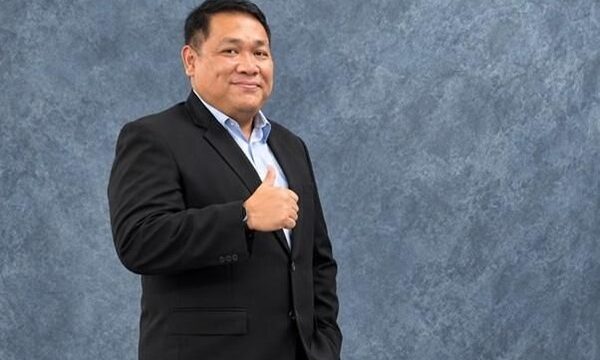 Widi Aribowo, dosen Teknik Listrik Unesa, merancang lampu jalan pintar berbasis AI dan IoT. Ia juga masuk daftar 2% ilmuwan dunia Elsevier dan Stanford.
