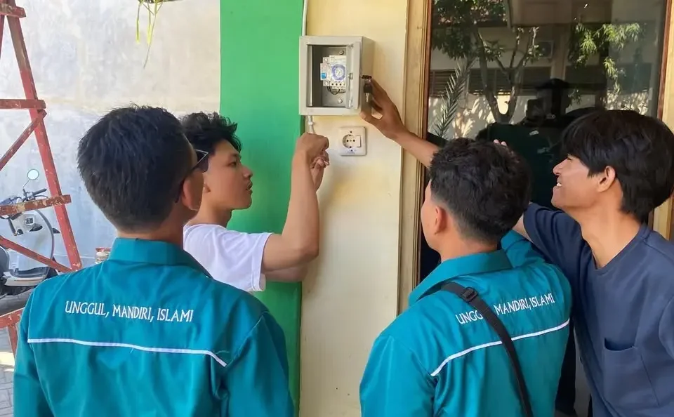 Lampu PJU Otomatis Sensor LDR Dipasang KKN UMG di Desa Dooro 41 Mahasiswa KKN UMG Kelompok 24 memasang lampu PJU otomatis dengan sensor LDR di Desa Dooro, Cerme, Gresik. Lampu menyala saat gelap, padam saat terang.