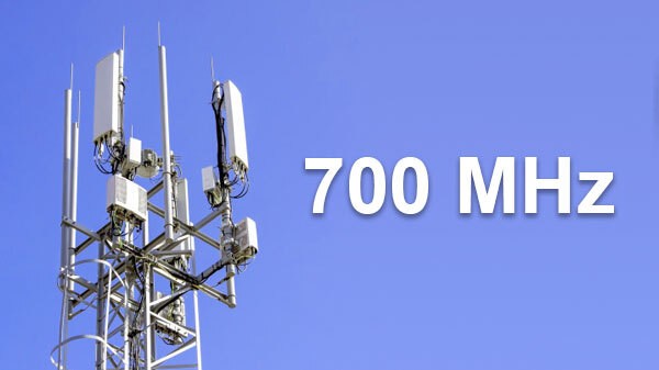 Telkomsel, Indosat, dan XLSmart mengantongi spektrum 700 MHz dan 2,6 GHz. Kini mereka wajib membangun 5G hingga 51% populasi dan 4G di 538 desa.