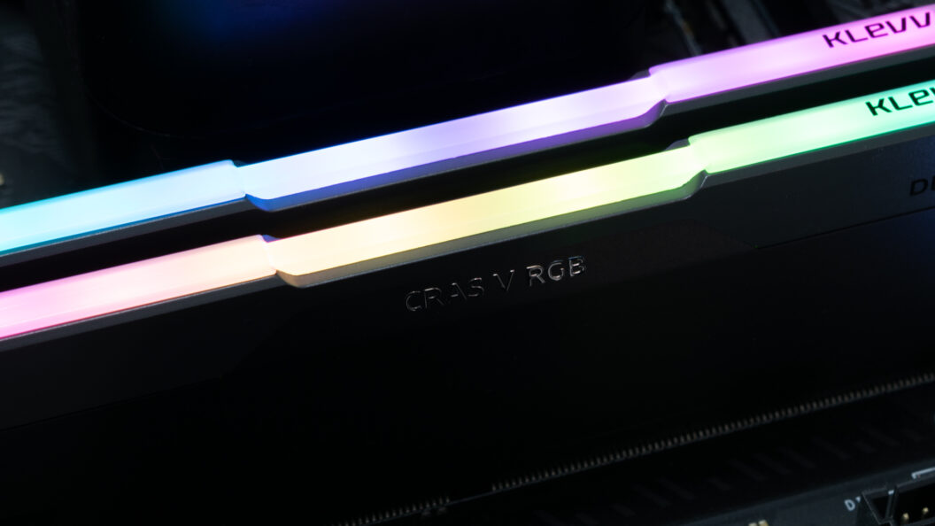 RAM DDR5 KLEVV Tawarkan hingga 8.000 MT/s dan Latensi Rendah 41 RAM DDR5 KLEVV CRAS V RGB PRIME menawarkan 6.000 hingga 8.000 MT/s, mendukung Intel XMP dan AMD EXPO, serta tersedia mulai November 2026.