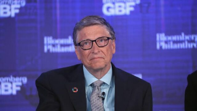 David Bradley membuat Ctrl+Alt+Del di IBM pada 1981, lalu Microsoft menjadikannya kunci keamanan Windows NT. Bill Gates menyebut keputusan itu kesalahan.