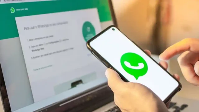 Tanda WhatsApp disadap meliputi kode OTP tanpa diminta dan tiba-tiba log out. Pemulihan lewat email ke WhatsApp, pencegahan lewat verifikasi dua langkah.
